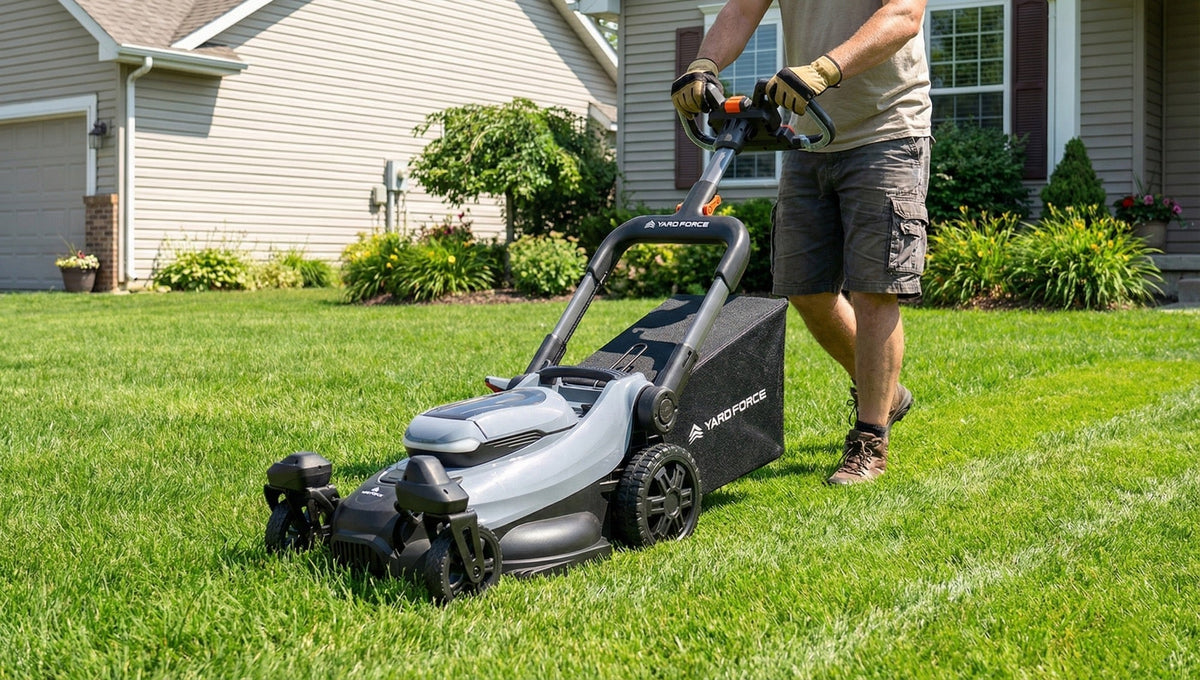 Yard Force REVO 58 V im Einsatz auf einer Rasenfläche mit lenkradähnlichem Bediengriff.