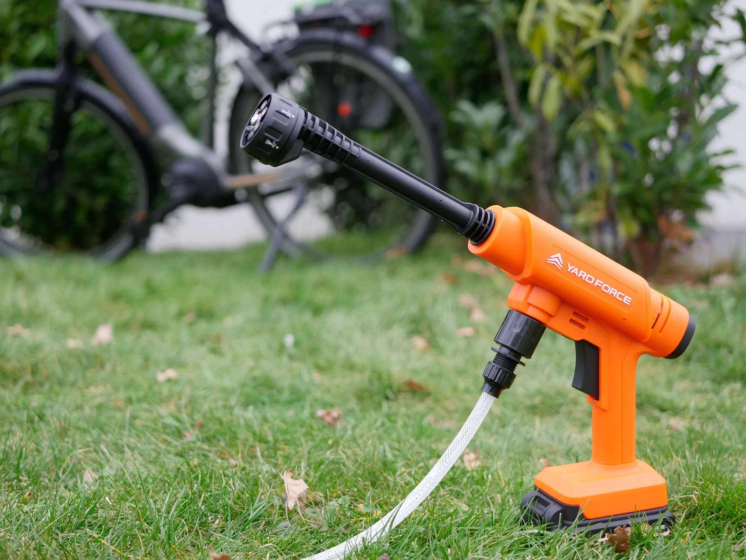 Yard Force LW C02B 20V Accu-middendrukreiniger (22 bar, 220 l/u) – Mobiele, zelfaanzuigende drukreiniger met 5-in-1-spuitmond, 6m slang & 2,5 Ah accu