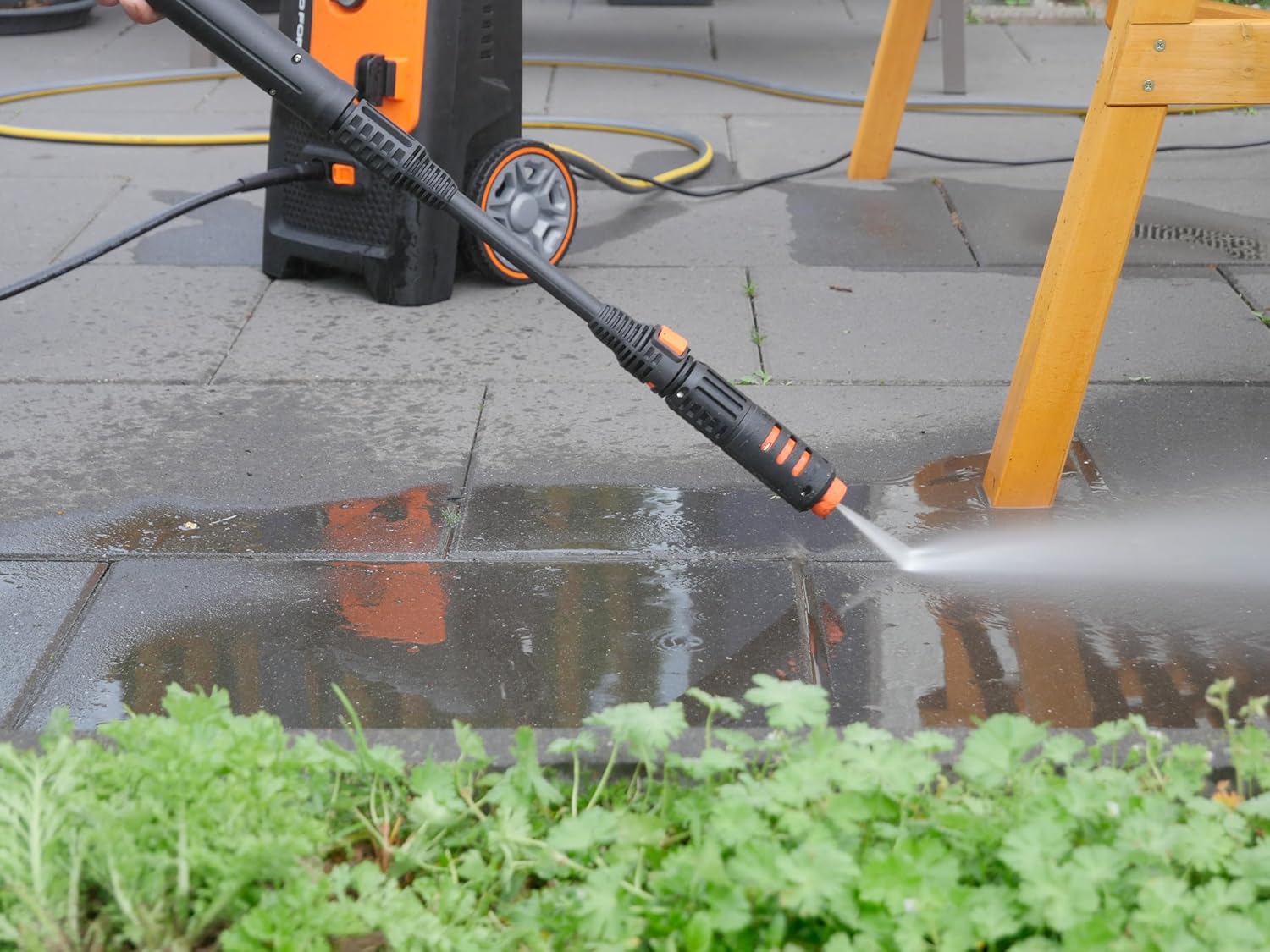 Yard Force EW U13B Hogedrukreiniger (1800 W, 135 bar, 450 l/u) – Krachtige reiniger met slanghaspel, aluminium pomp en 6 m slang