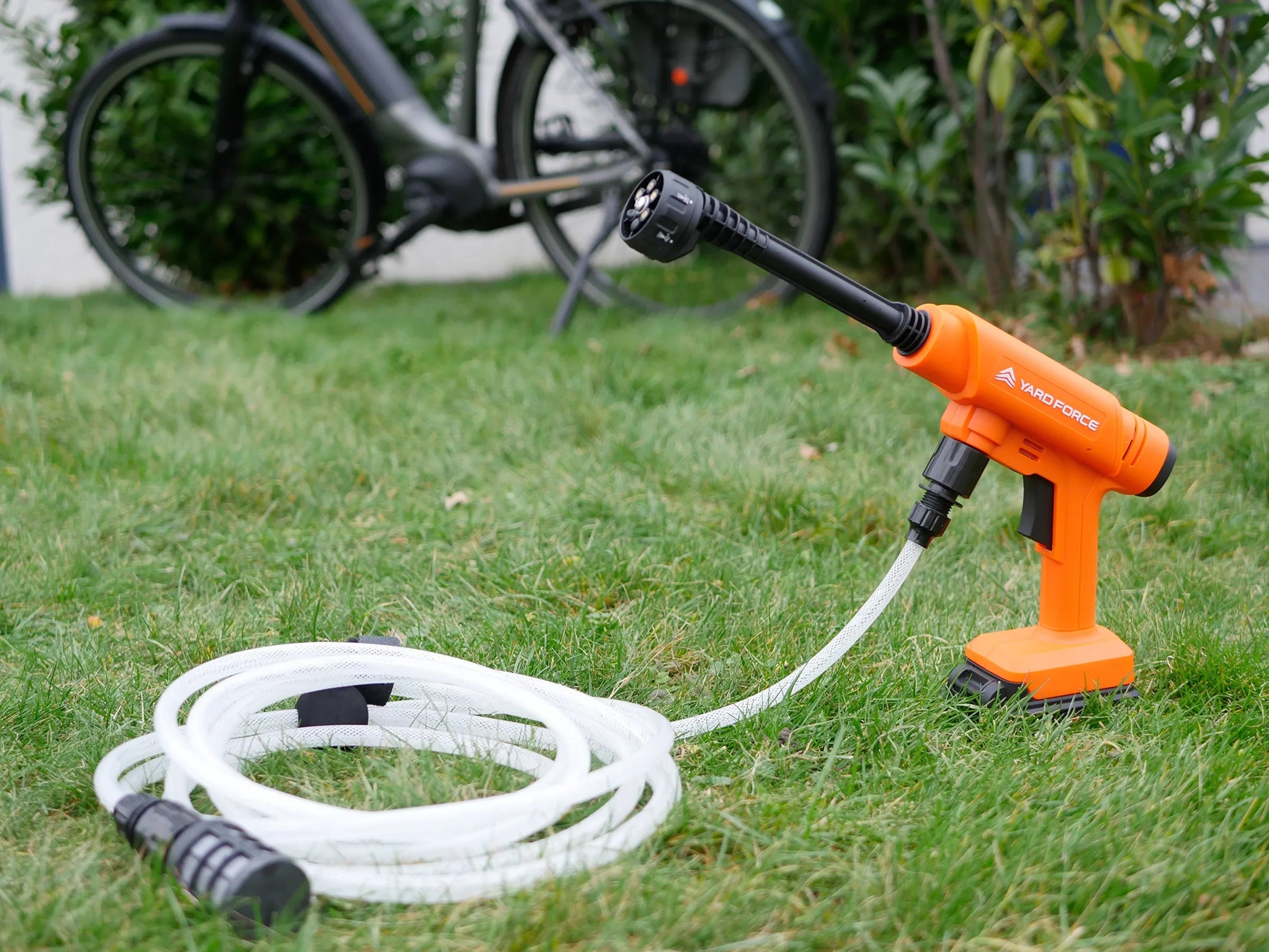 Yard Force LW C02B 20V Accu-middendrukreiniger (22 bar, 220 l/u) – Mobiele, zelfaanzuigende drukreiniger met 5-in-1-spuitmond, 6m slang & 2,5 Ah accu