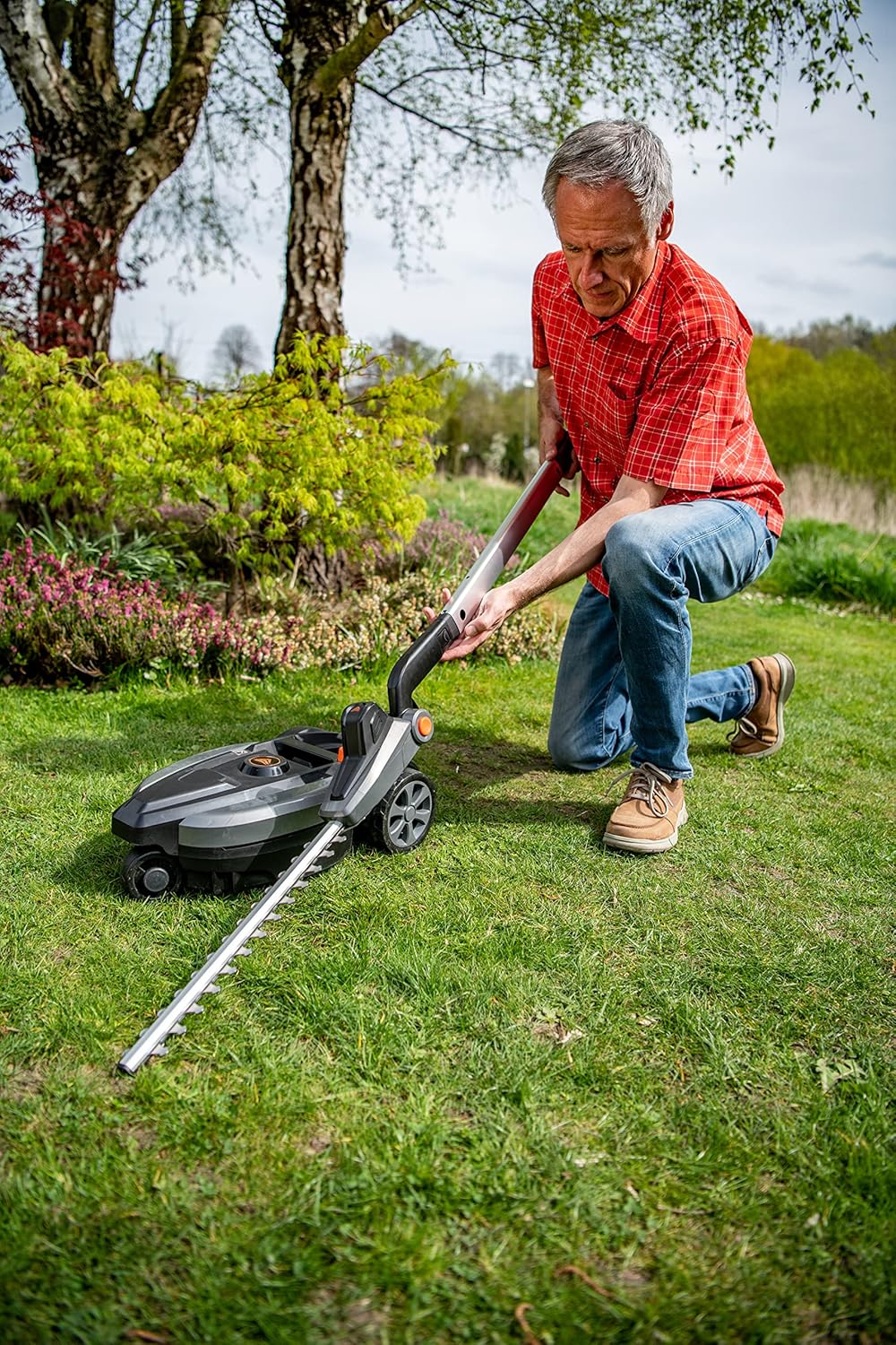 Yard Force iFlex LM F23BN 2 w 1 Akumulatorowa kosiarka i podkaszarka (23 cm, 12 V 4 Ah) – zwrotność 360°, silnik bezszczotkowy i obsługa jedną ręką