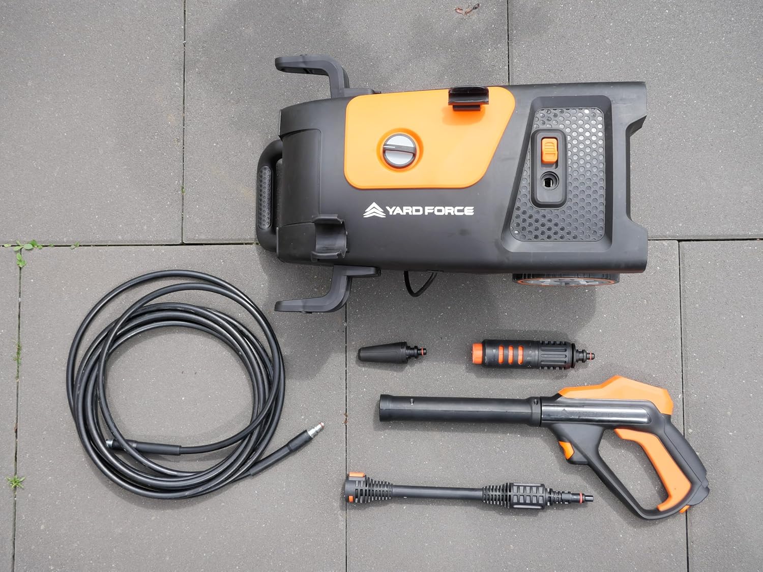 Myjka ciśnieniowa Yard Force EW U11B (1600 W, 120 bar, 400 l/h) – kompaktowe urządzenie do czyszczenia z pompą aluminiową, dyszą turbo i szybkozłączką