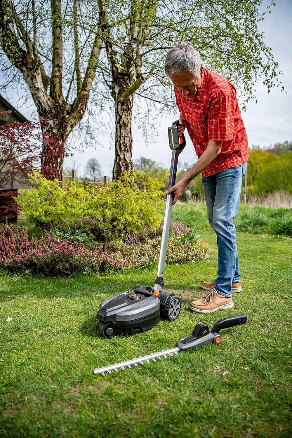 Yard Force iFlex LM F23BN 2 w 1 Akumulatorowa kosiarka i podkaszarka (23 cm, 12 V 4 Ah) – zwrotność 360°, silnik bezszczotkowy i obsługa jedną ręką