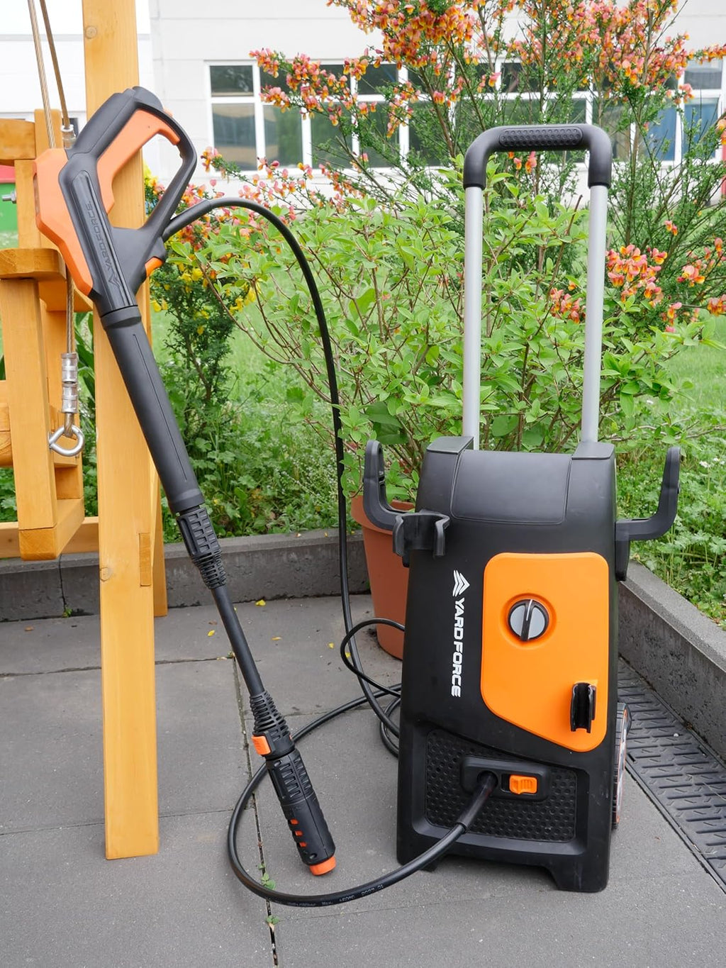 Yard Force EW U13B Hogedrukreiniger (1800 W, 135 bar, 450 l/u) – Krachtige reiniger met slanghaspel, aluminium pomp en 6 m slang