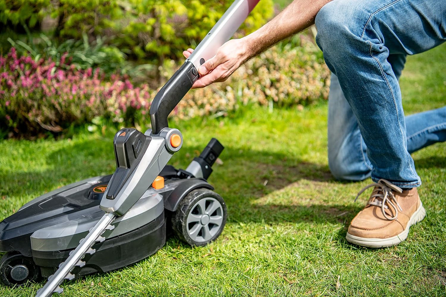 Yard Force iFlex LM F23BN 2 w 1 Akumulatorowa kosiarka i podkaszarka (23 cm, 12 V 4 Ah) – zwrotność 360°, silnik bezszczotkowy i obsługa jedną ręką