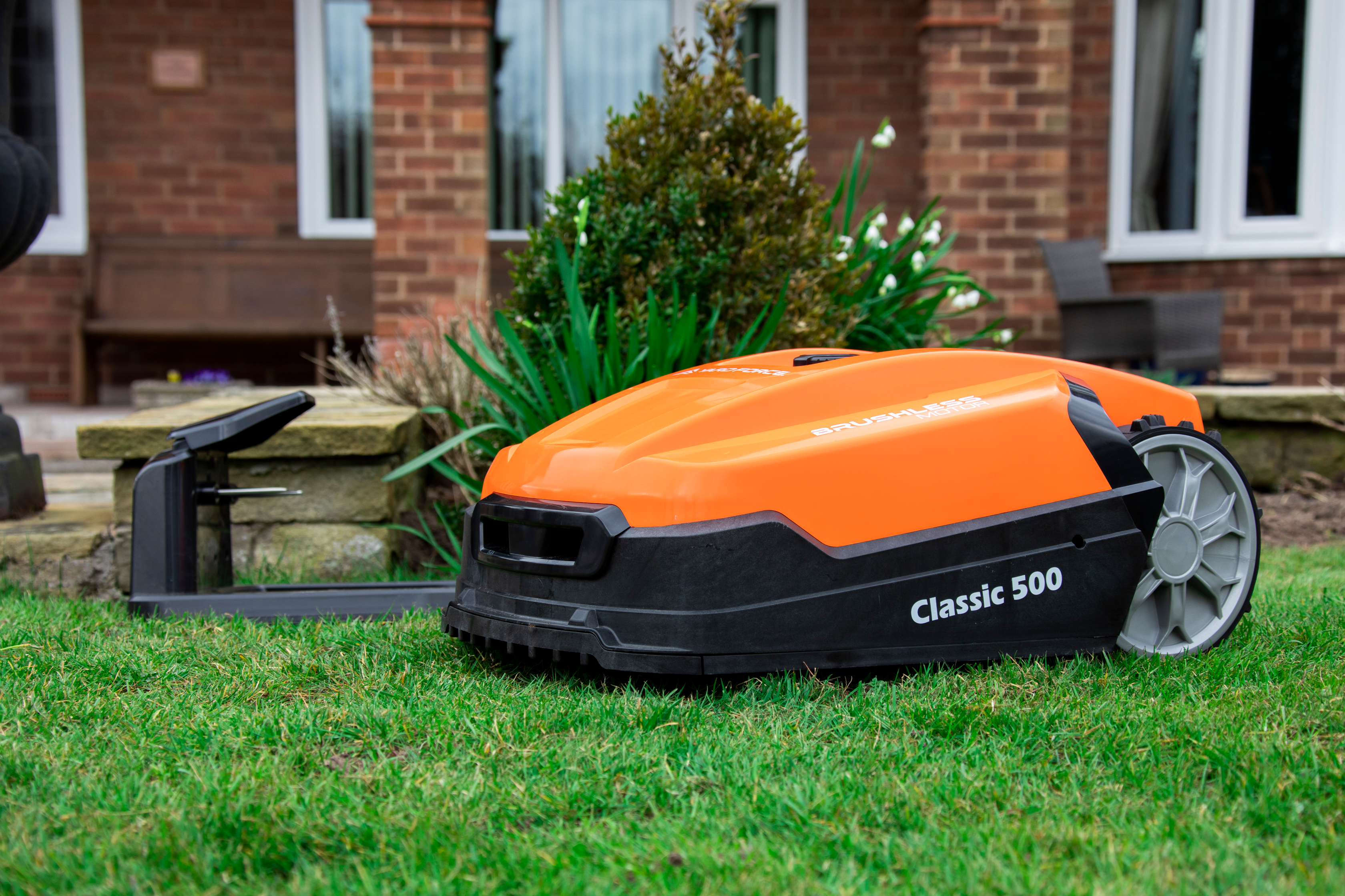 Yard Force robot koszący Classic 500 – Do 500 m², akumulator 28 V, funkcja koszenia krawędzi, silnik bezszczotkowy, nachylenie 40%, czujnik deszczu