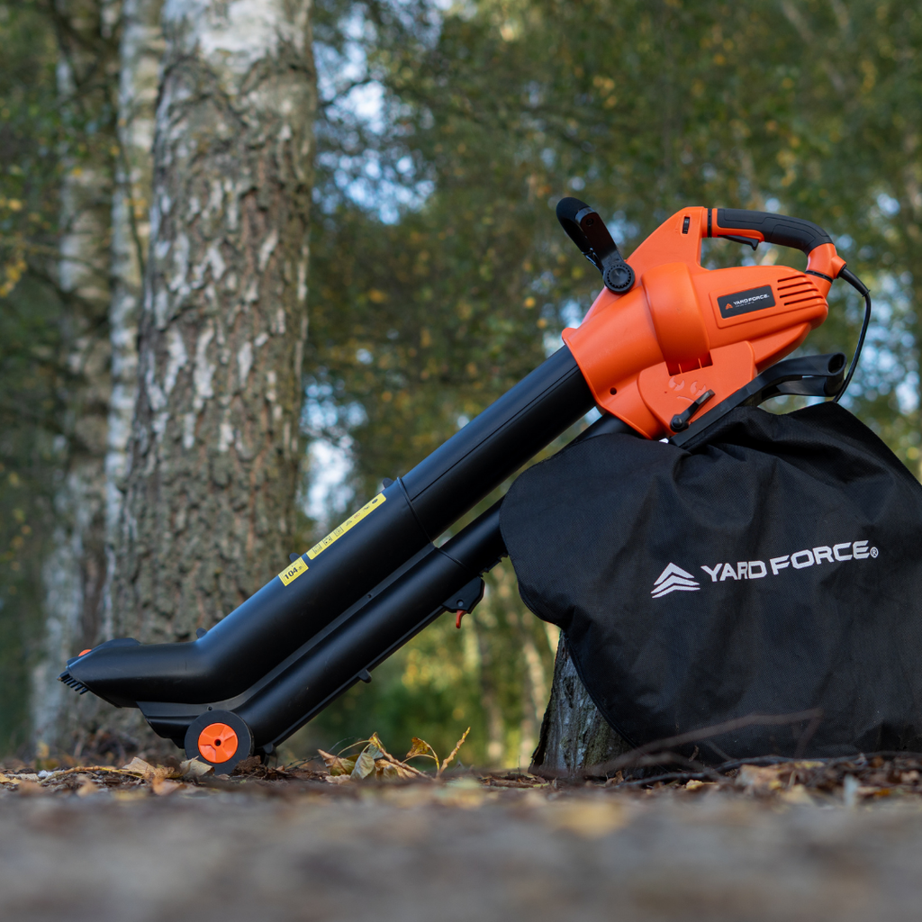 Yard Force 3000W Elektryczny odkurzacz i dmuchawa do liści EB U30 – Funkcja 3 w 1, 100-300 km/h, rozdrabnianie 15:1, rura teleskopowa z metalowymi grabkami, w zestawie worek na liście 45L i kabel 10m
