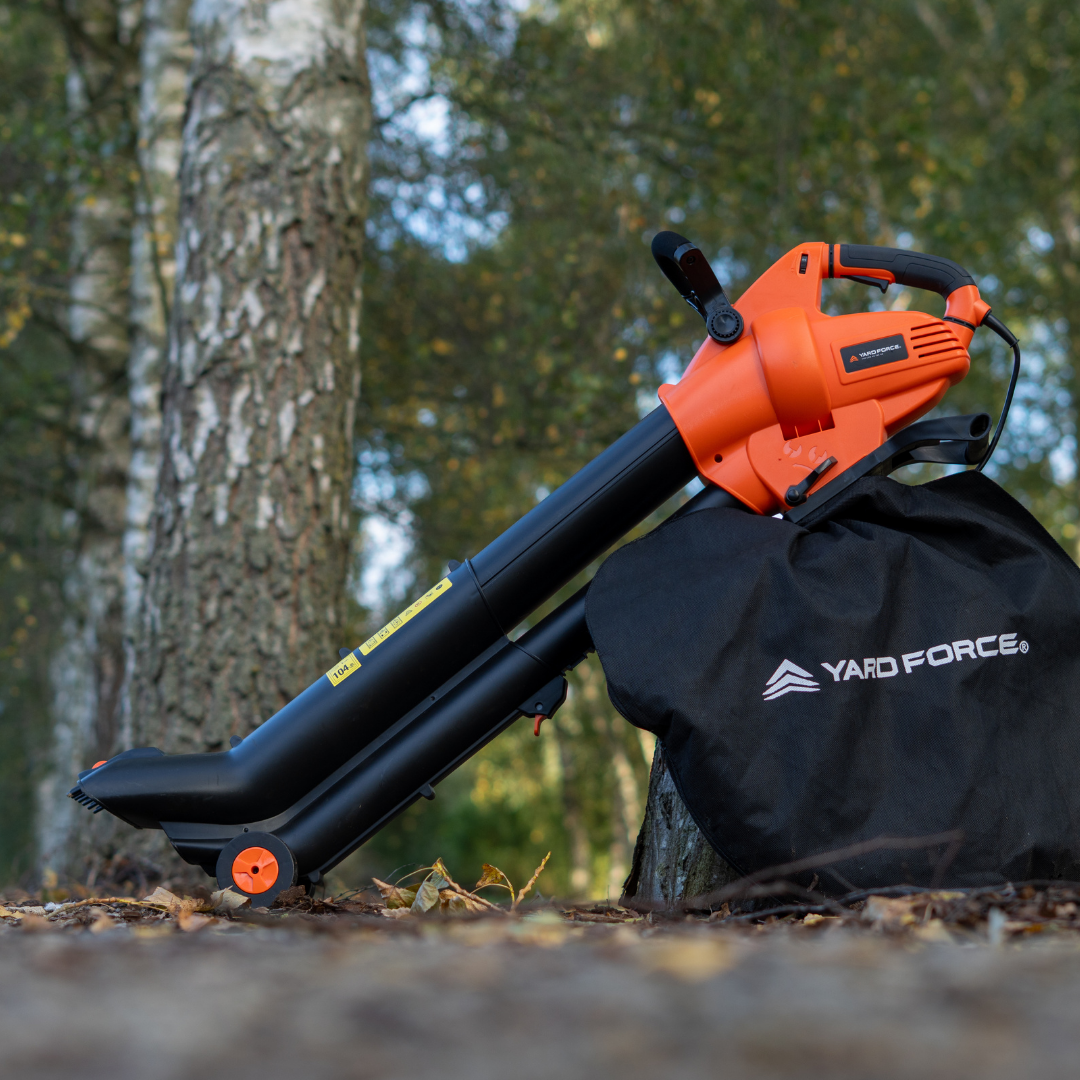 Yard Force 3000W Elektryczny odkurzacz i dmuchawa do liści EB U30 – Funkcja 3 w 1, 100-300 km/h, rozdrabnianie 15:1, rura teleskopowa z metalowymi grabkami, w zestawie worek na liście 45L i kabel 10m