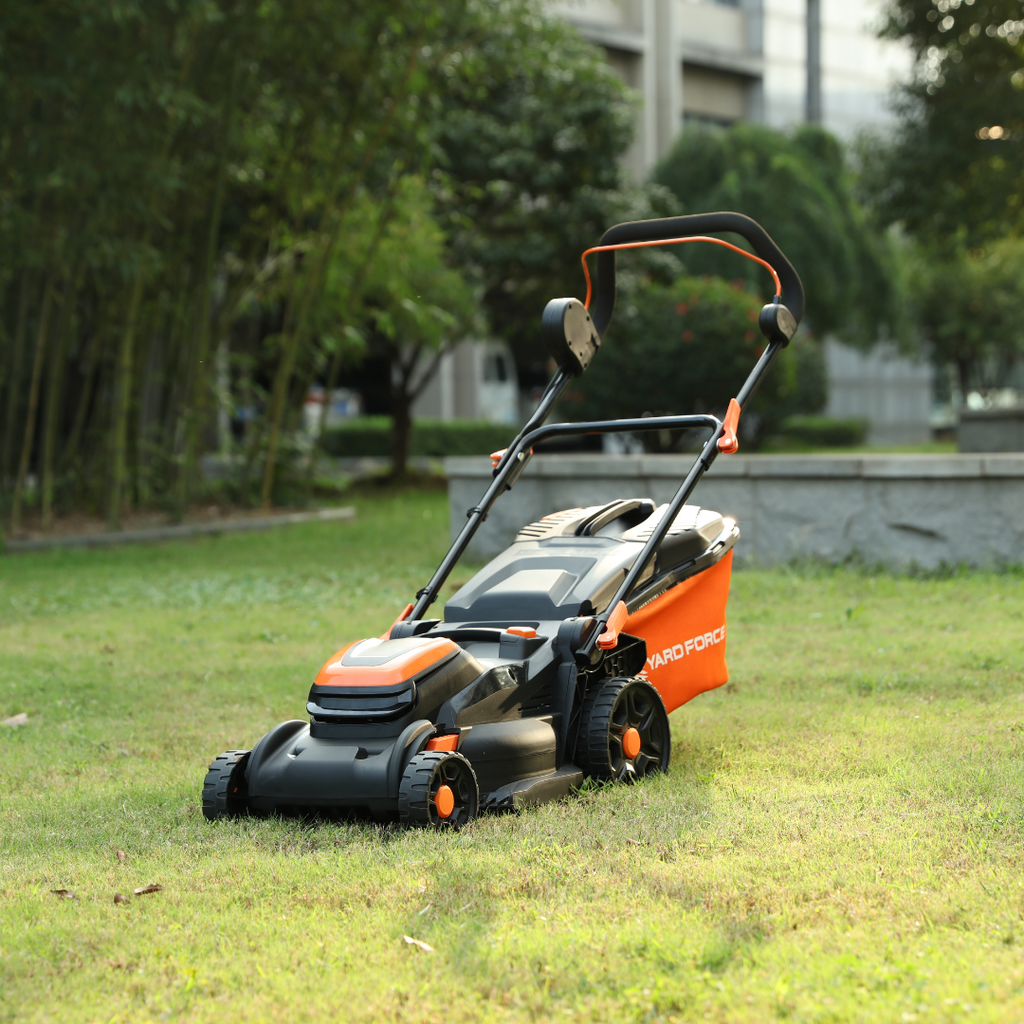 Yard Force 20V Akku-Rasenmäher LM C37B – 37 cm Schnittbreite, inkl. 2x 20V 4,0 Ah Akkus & Torque-Boost Technologie, 40L Fangkorb mit Mulchfunktion