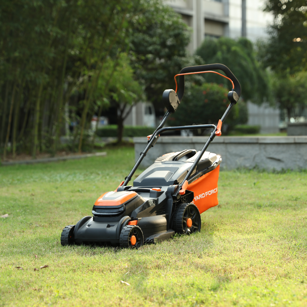 Yard Force 20V Akku-Rasenmäher LM C37B – 37 cm Schnittbreite, inkl. 2x 20V 4,0 Ah Akkus & Torque-Boost Technologie, 40L Fangkorb mit Mulchfunktion