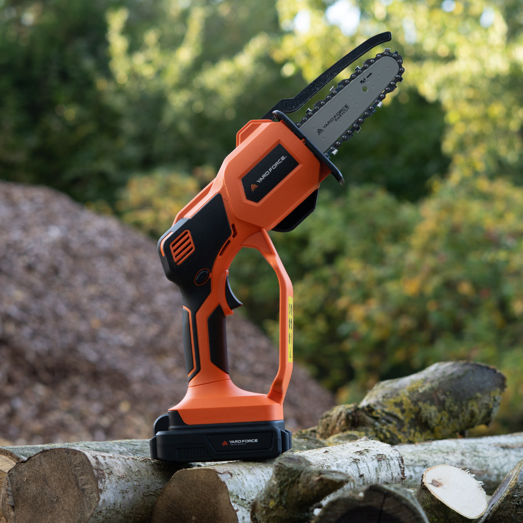 Yard Force 20V Akumulatorowa pilarka do gałęzi LS C13 – prowadnica 12 cm, prędkość łańcucha 3,2 m/s, w zestawie akumulator 20V 2,0 Ah i szybka ładowarka, mini piła łańcuchowa