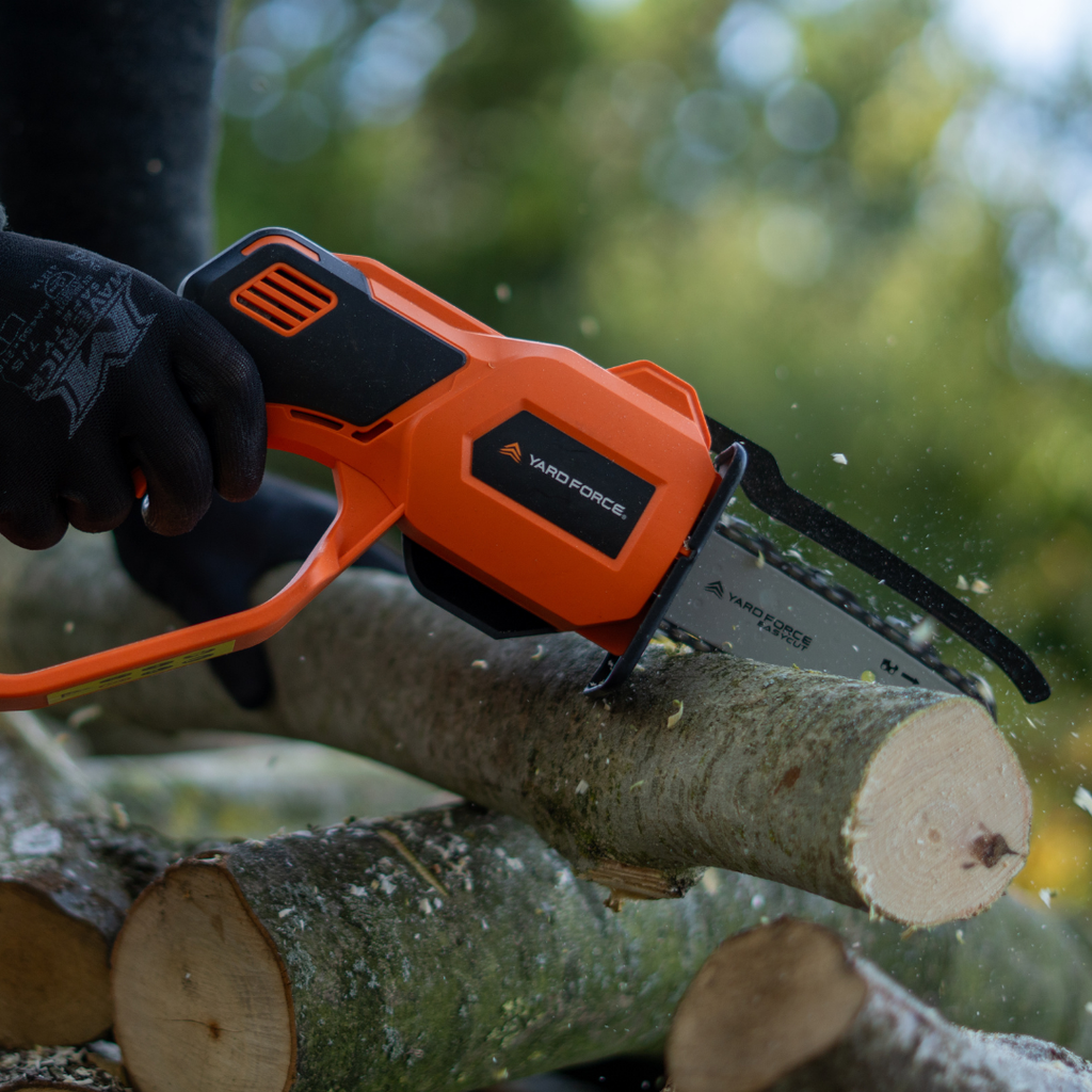 Yard Force 20V Akumulatorowa pilarka do gałęzi LS C13 – prowadnica 12 cm, prędkość łańcucha 3,2 m/s, w zestawie akumulator 20V 2,0 Ah i szybka ładowarka, mini piła łańcuchowa