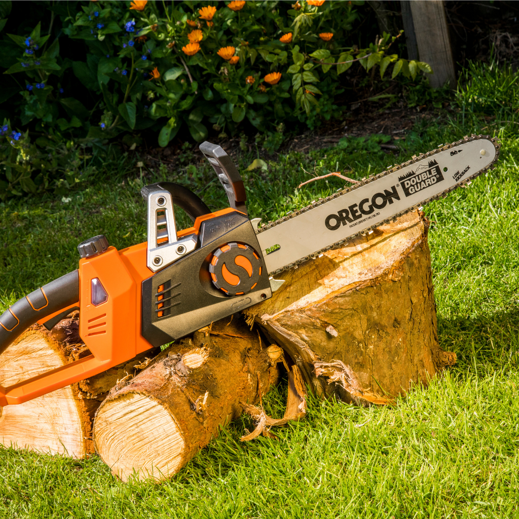 Yard Force 40V (2x20V) Akumulatorowa pilarka łańcuchowa LS C35B – prowadnica i łańcuch Oregon 35 cm, w zestawie 2x akumulatory 20V 2,0 Ah i ładowarka, beznarzędziowe napinanie łańcucha