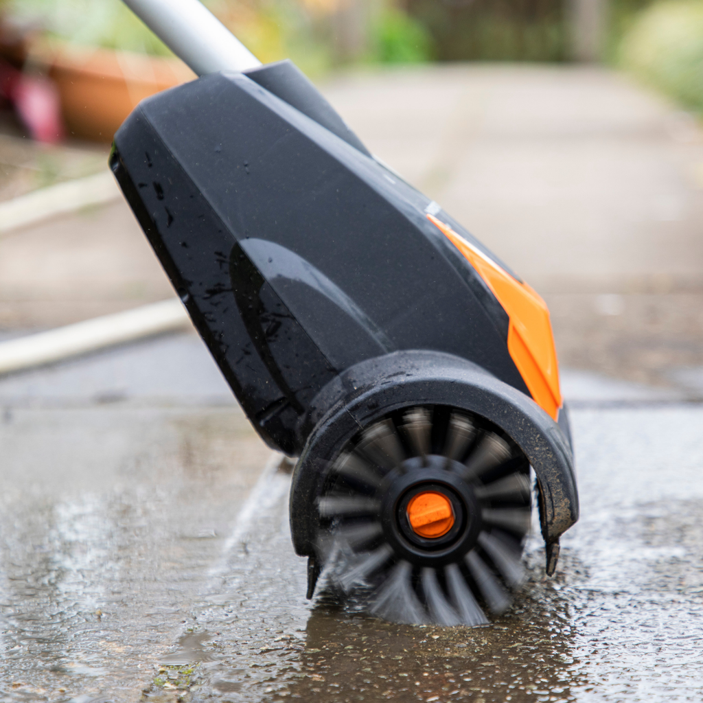 Yard Force 20V Akku-Terrassenreiniger LW CPC2 – 20 cm Arbeitsbreite, inkl. 20V 4,0 Ah Akku & Ladegerät, Wasseranschluss für Nassreinigung, 2 Geschwindigkeitsstufen
