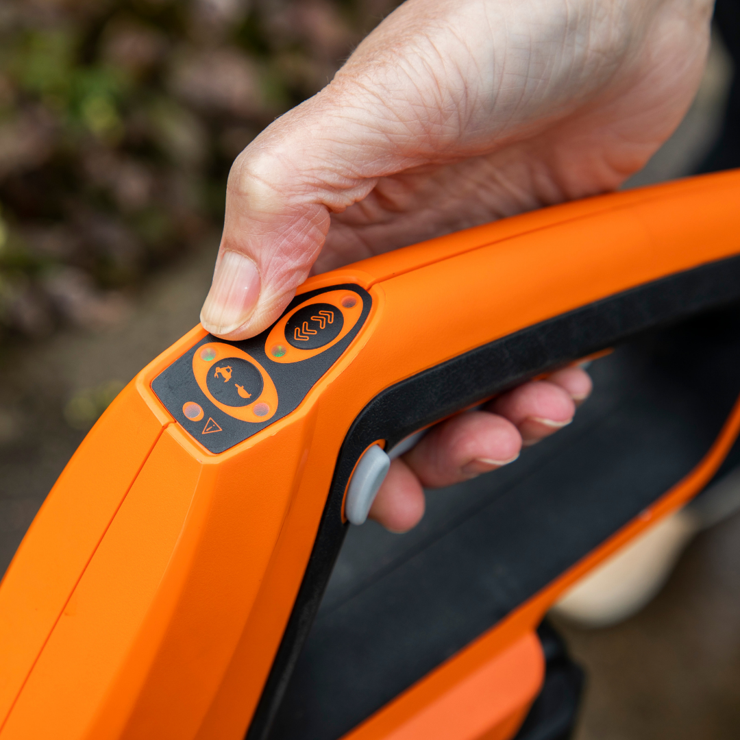 Yard Force 20V Akku-Terrassenreiniger LW CPC2 – 20 cm Arbeitsbreite, inkl. 20V 4,0 Ah Akku & Ladegerät, Wasseranschluss für Nassreinigung, 2 Geschwindigkeitsstufen