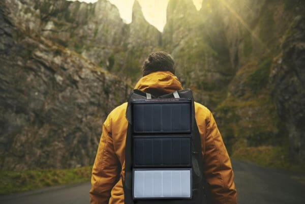 Solar Powerbank LX PB21 mit dreifach faltbaren Solarpaneelen, mit bis zu 21 Watt maximaler Leistung perfekt geeignet für Camping, Wandern, Angeln und jeden anderen Ort mit Sonnenlicht.