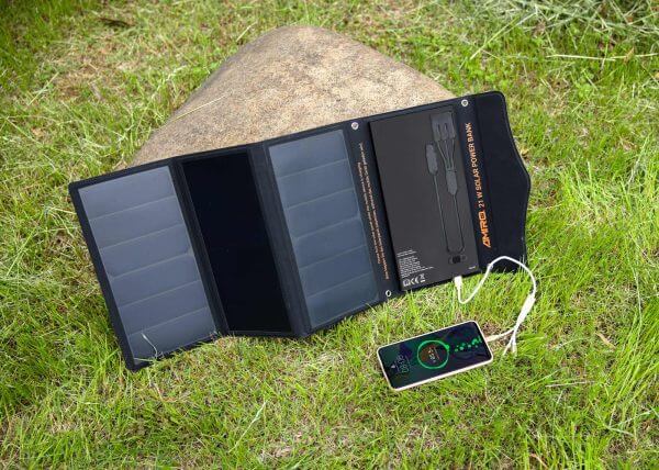 Solar Powerbank LX PB21 mit dreifach faltbaren Solarpaneelen, mit bis zu 21 Watt maximaler Leistung perfekt geeignet für Camping, Wandern, Angeln und jeden anderen Ort mit Sonnenlicht.